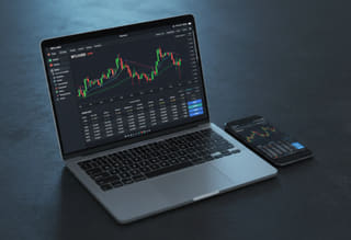 Surveillez l’activité — visualisez l’historique de trading et l’activité du compte